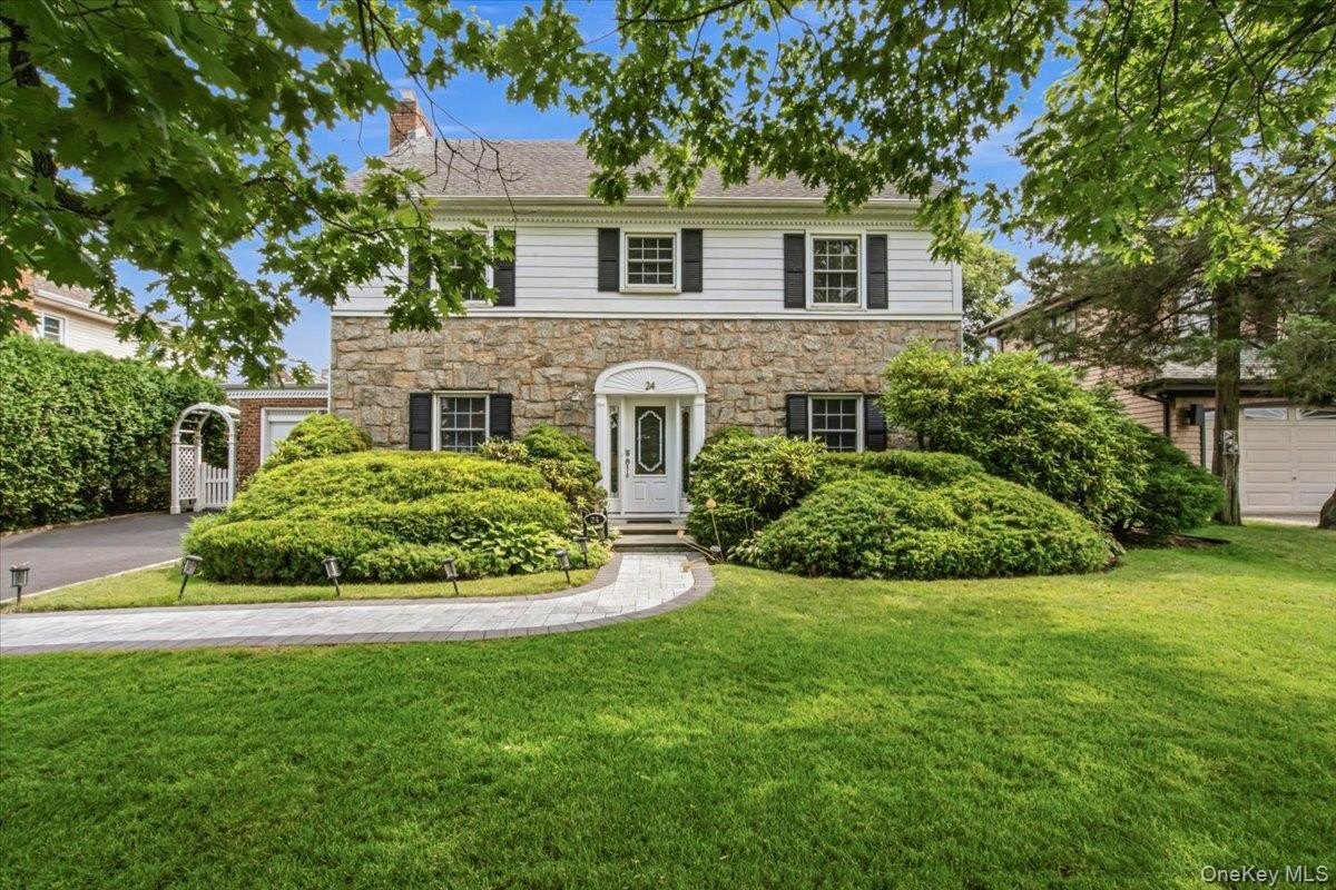 24 24 Overlook Road, Great Neck, New York, 11020, USA, 3 Bedrooms Bedrooms, ,3 BathroomsBathrooms,Residential,For Sale,24 Overlook Road,1018683