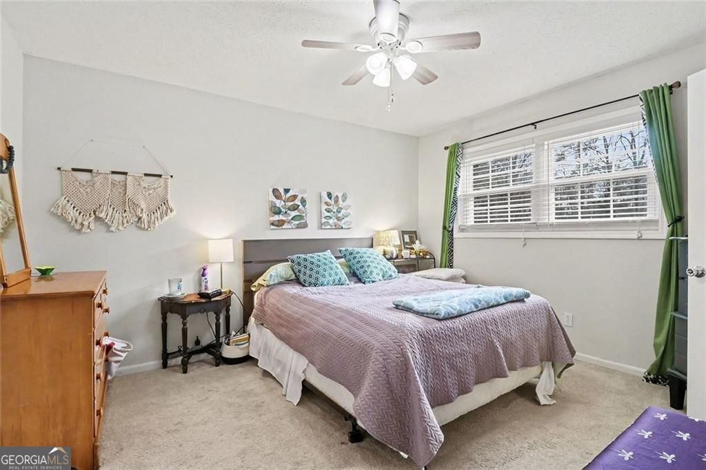 Beautifully updated and ideally located in the heart of Dunwoody, this – image 20