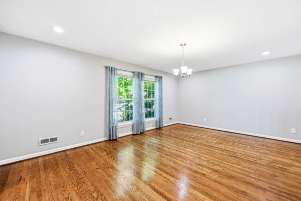 Welcome to this beautiful home that’s gleaming with pride and perfecti – image 6