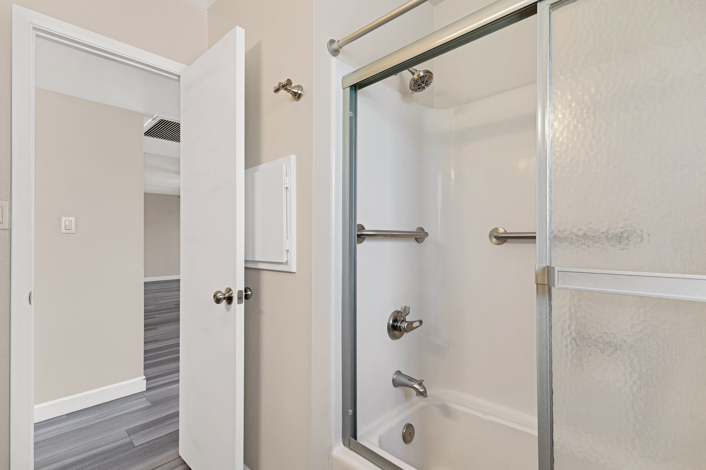 Your oasis in the heart of Tempe. This home is a split-bedroom floorpl – image 50