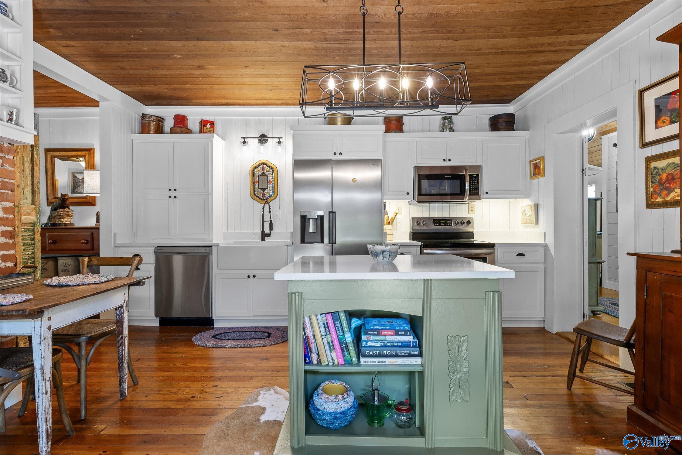 Irreplaceable Mentone charm meets thoughtful updates. Built in 1935, t – image 16