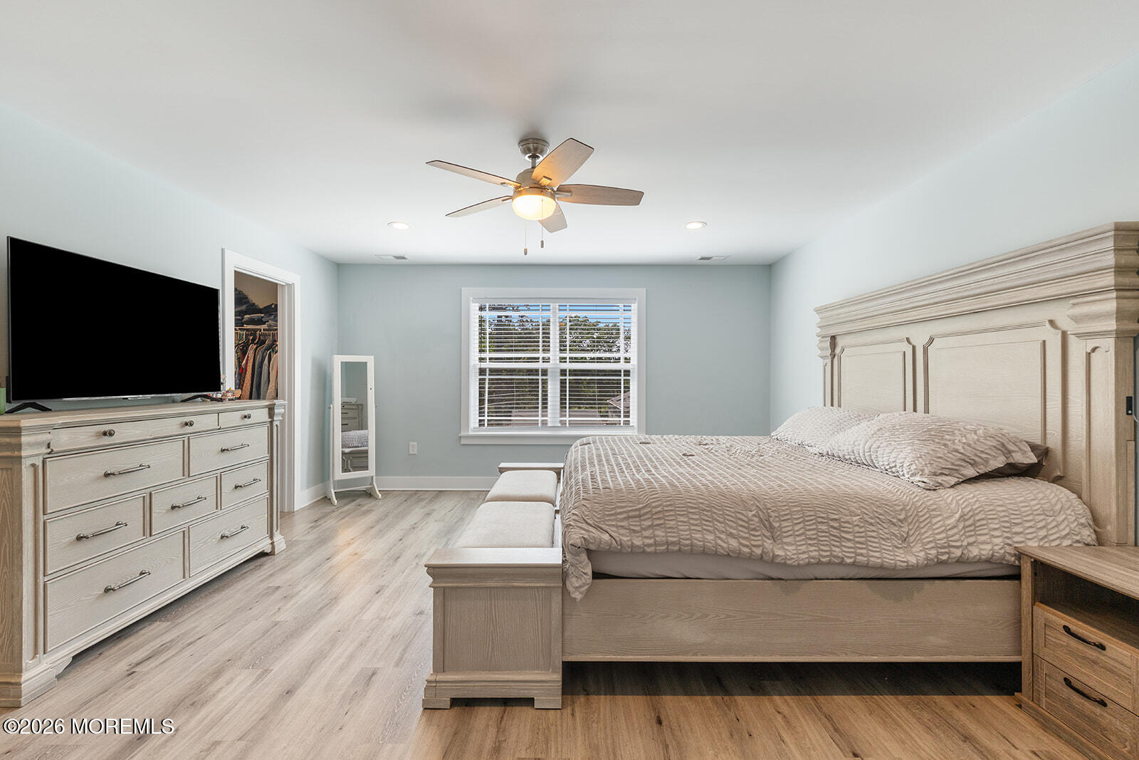 Beautifully maintained 3-bedroom, 2.5-bath home featuring an open-conc – image 15