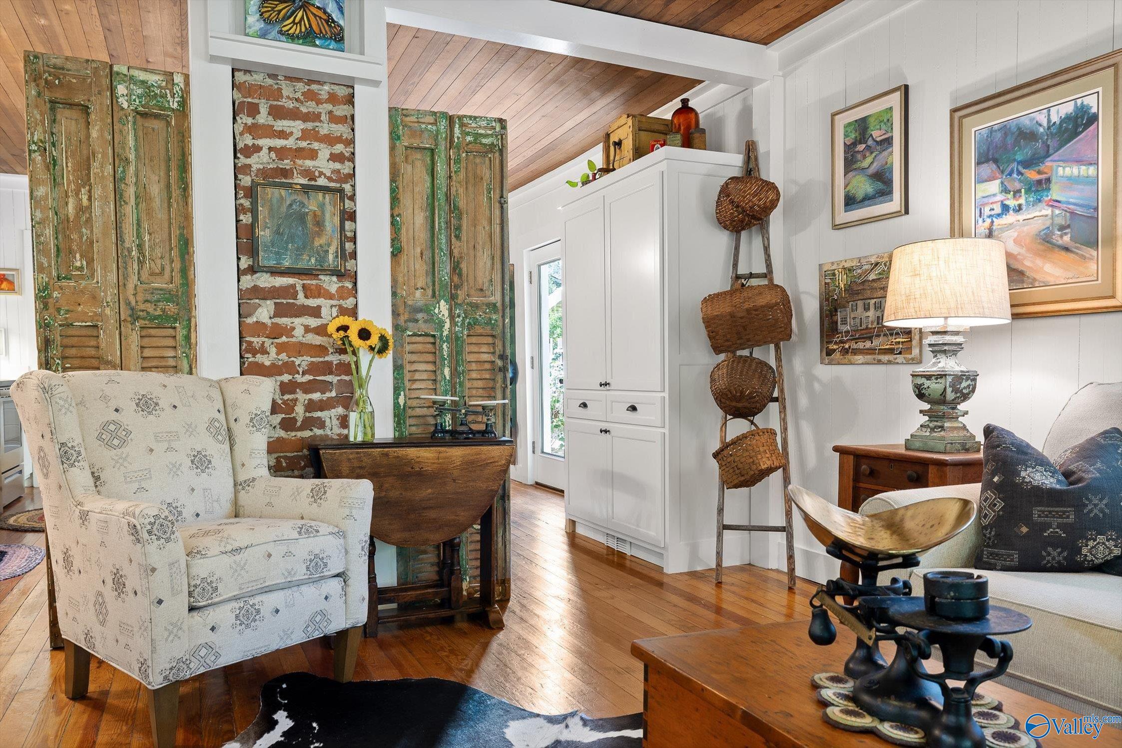 Irreplaceable Mentone charm meets thoughtful updates. Built in 1935, t – image 13