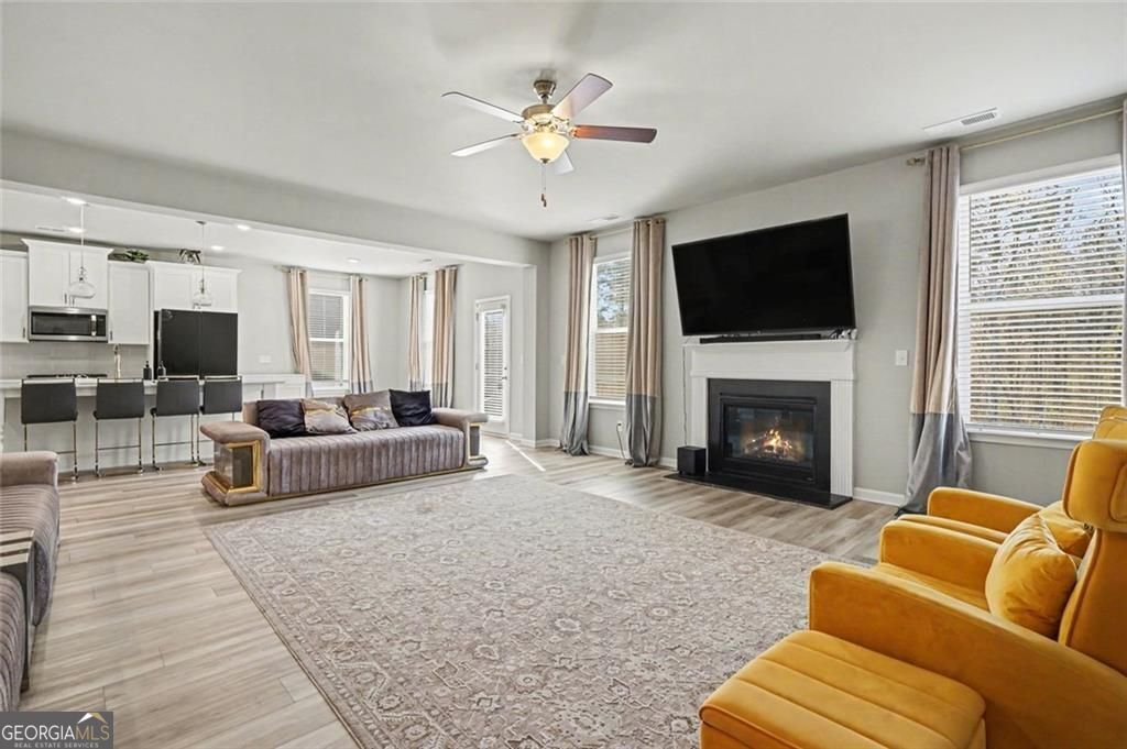 Beautiful home in the sought after Calcutta community! This spacious R – image 11