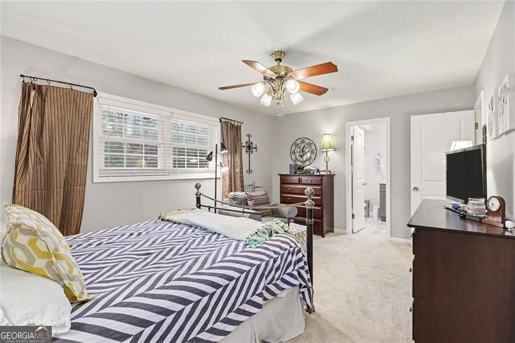 Beautifully updated and ideally located in the heart of Dunwoody, this – image 16