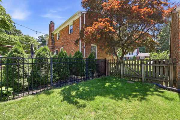 Welcome to this beautiful home that’s gleaming with pride and perfecti – image 64