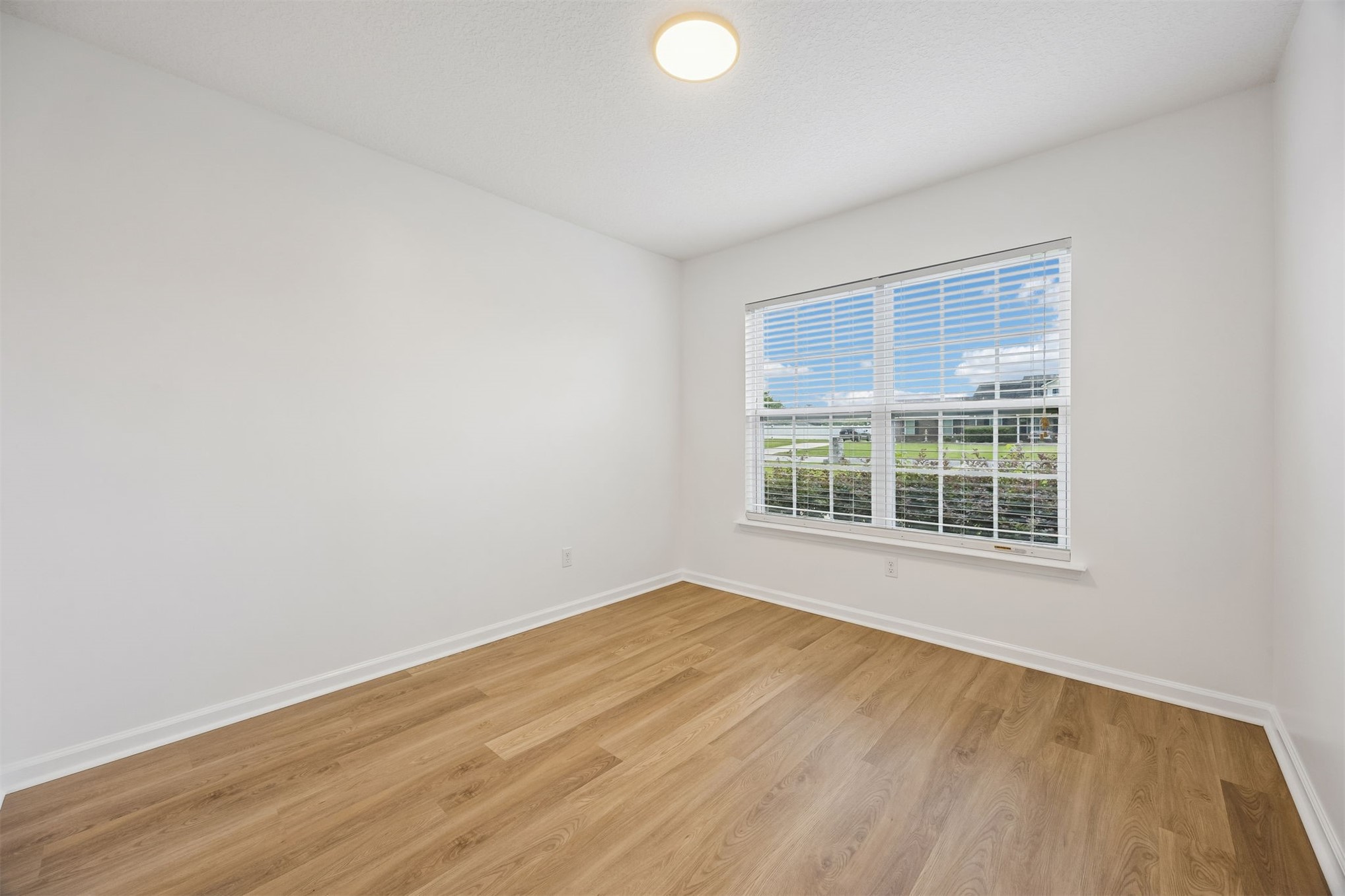 Tired of choosing between a backyard and a commute? At 54079 Amblerwoo – image 44