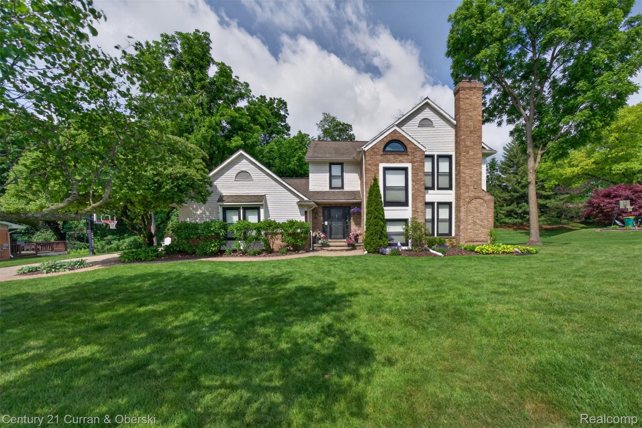 Welcome to 30999 Sudbury Street in Farmington Hills. This beautifully – image 1