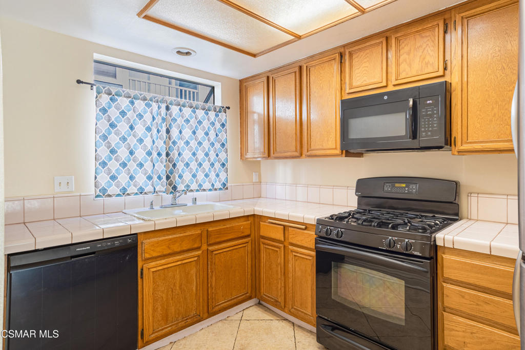 Rarely available two-bedroom ensuite in the desirable Coventry Court c – image 8