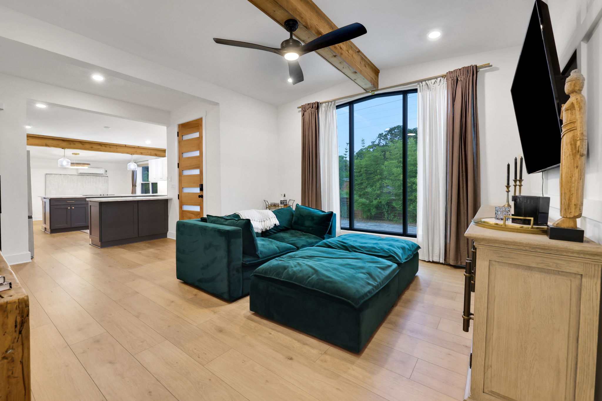 Experience the ultimate coastal lifestyle in this stunning Jacksonvill – image 4