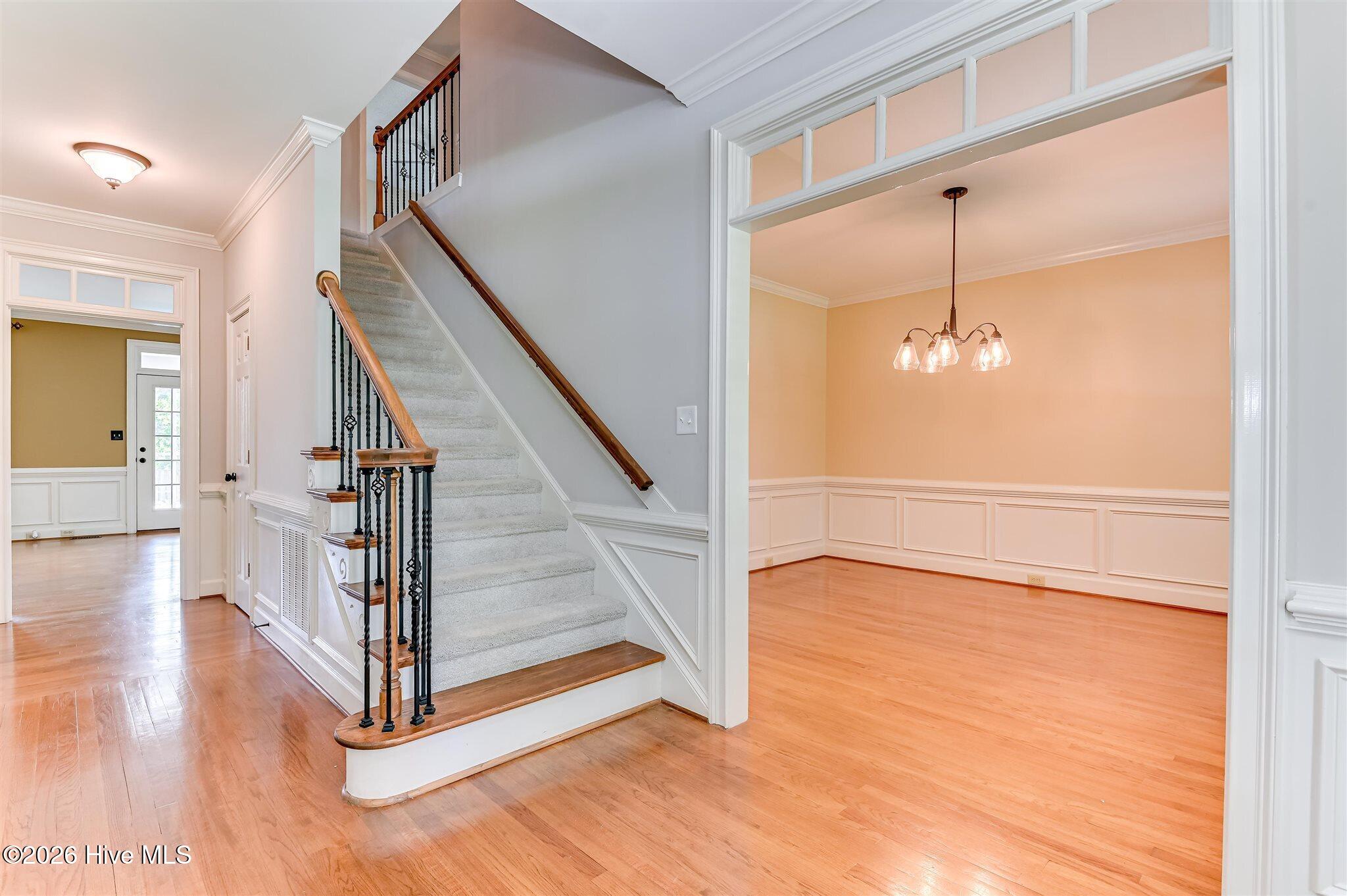 Welcome to this stunning brick home nestled on a quiet cul-de-sac in t – image 7