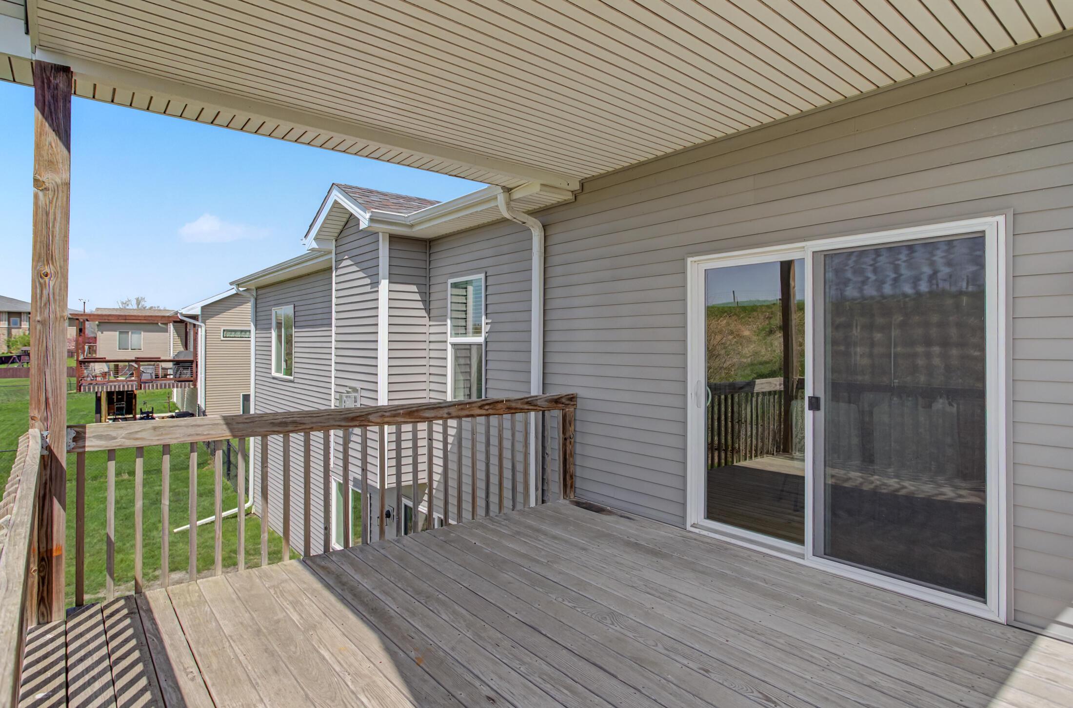 Beautifully crafted 1-story walk-out home in the highly desirable Sout – image 5