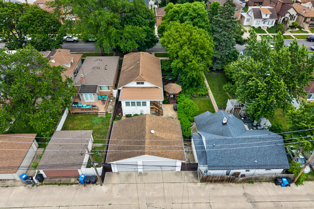 Meticulously maintained and thoughtfully updated, this charming Chicag – image 6
