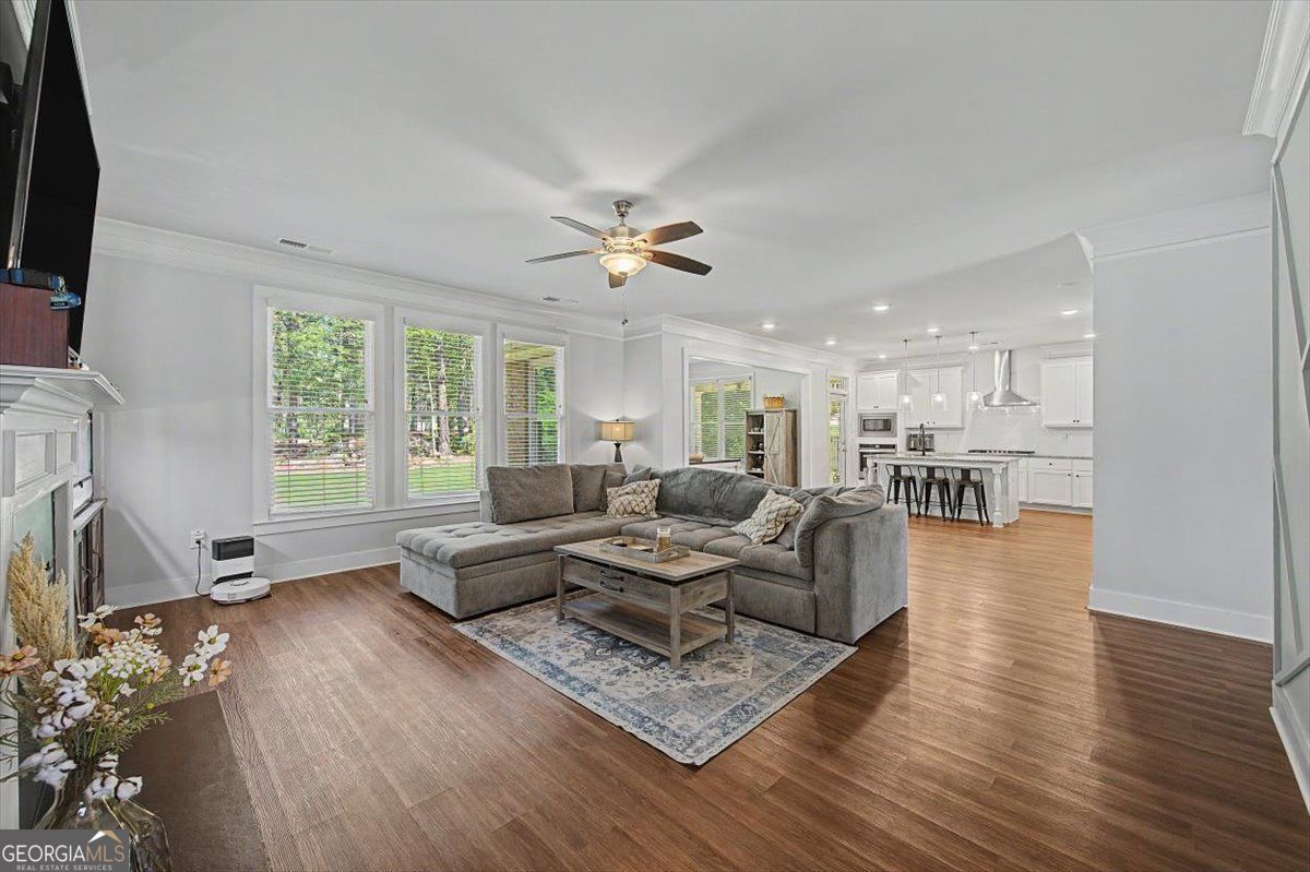GOLF COURSE LIVING ANYONE??!! Experience luxury golf course living at – image 13
