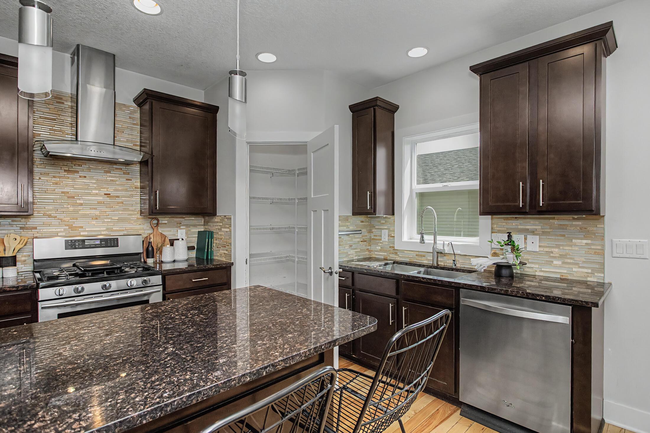 Beautifully crafted 1-story walk-out home in the highly desirable Sout – image 14