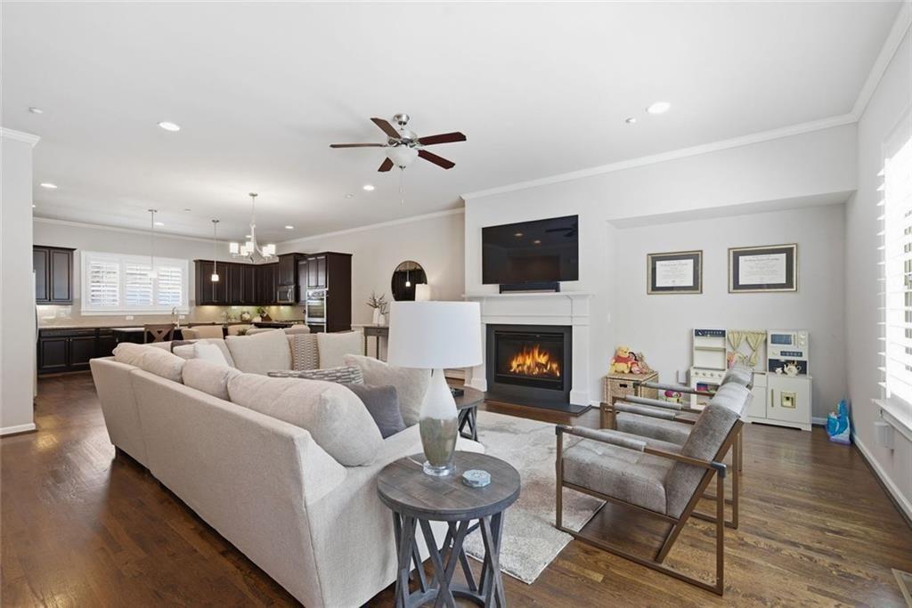 This beautifully maintained townhome in Sandy Springs offers an except – image 9