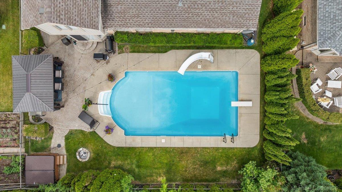 Rare find! Beautiful 4 Bedrom Split Level home with inground pool loca – image 58