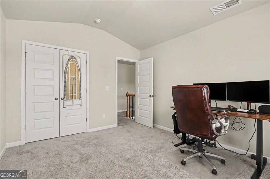 Beautiful home in the sought after Calcutta community! This spacious R – image 23