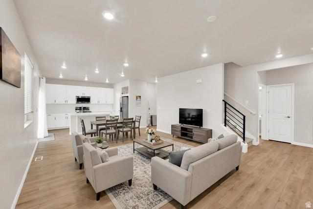 Why wait? Stunning newer construction home in Saratoga Springs with a – image 2