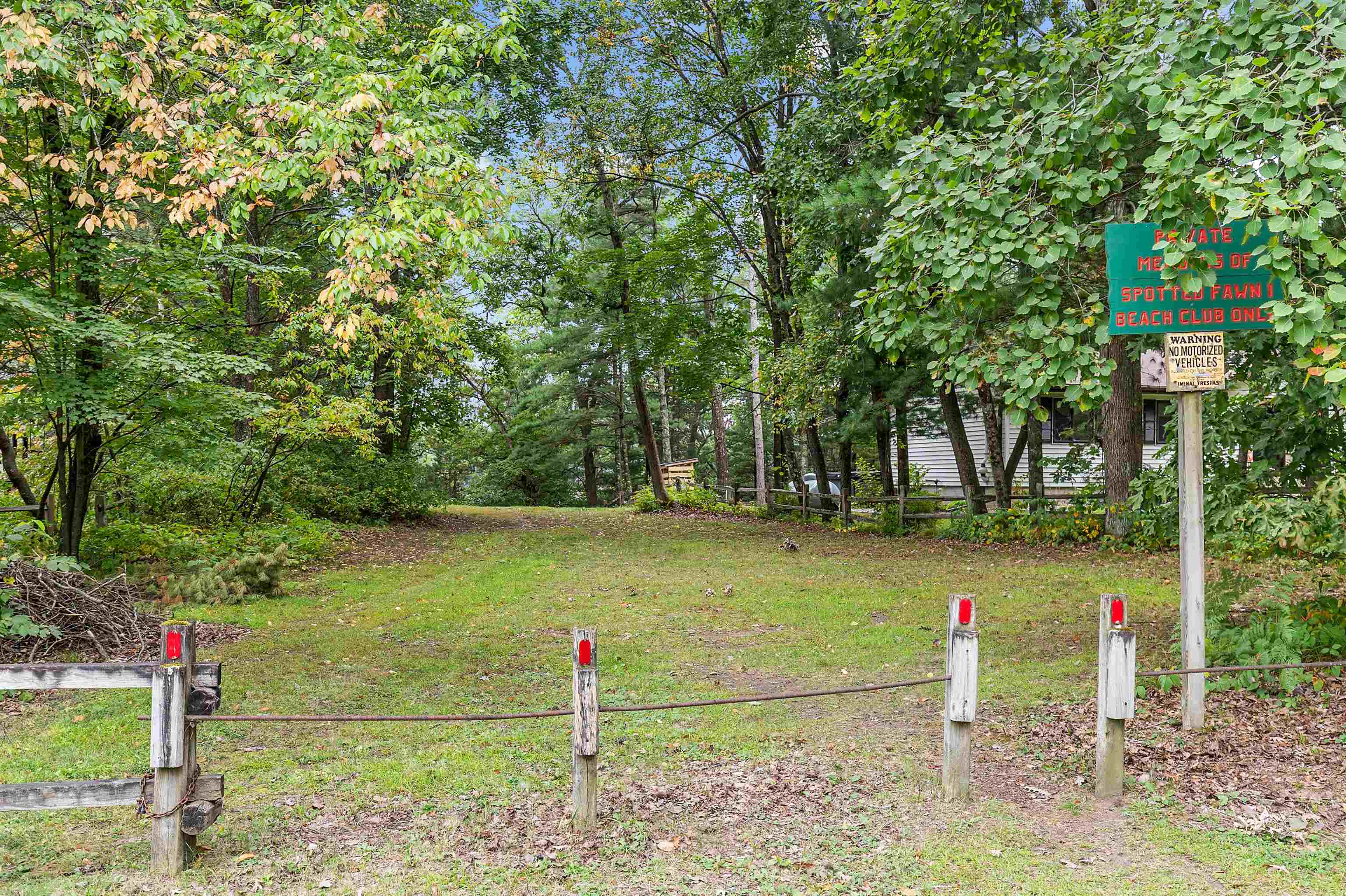 Experience the best of Legend Lake in this charming 1.5-story cottage. – image 42