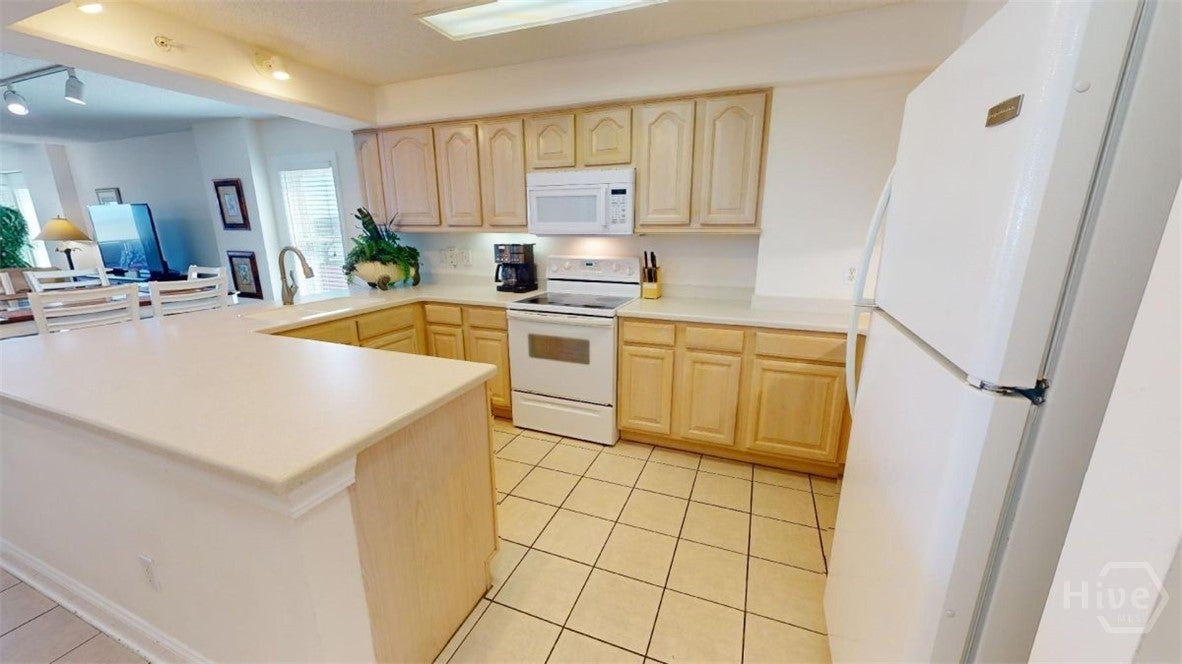 OCEAN FRONT condo - 3rd Floor - What an amazing view. Located on the t – image 6
