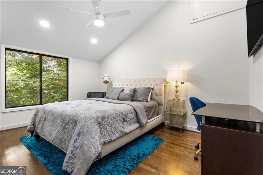 Gracious proportions and well-defined living spaces offer the perfect – image 38