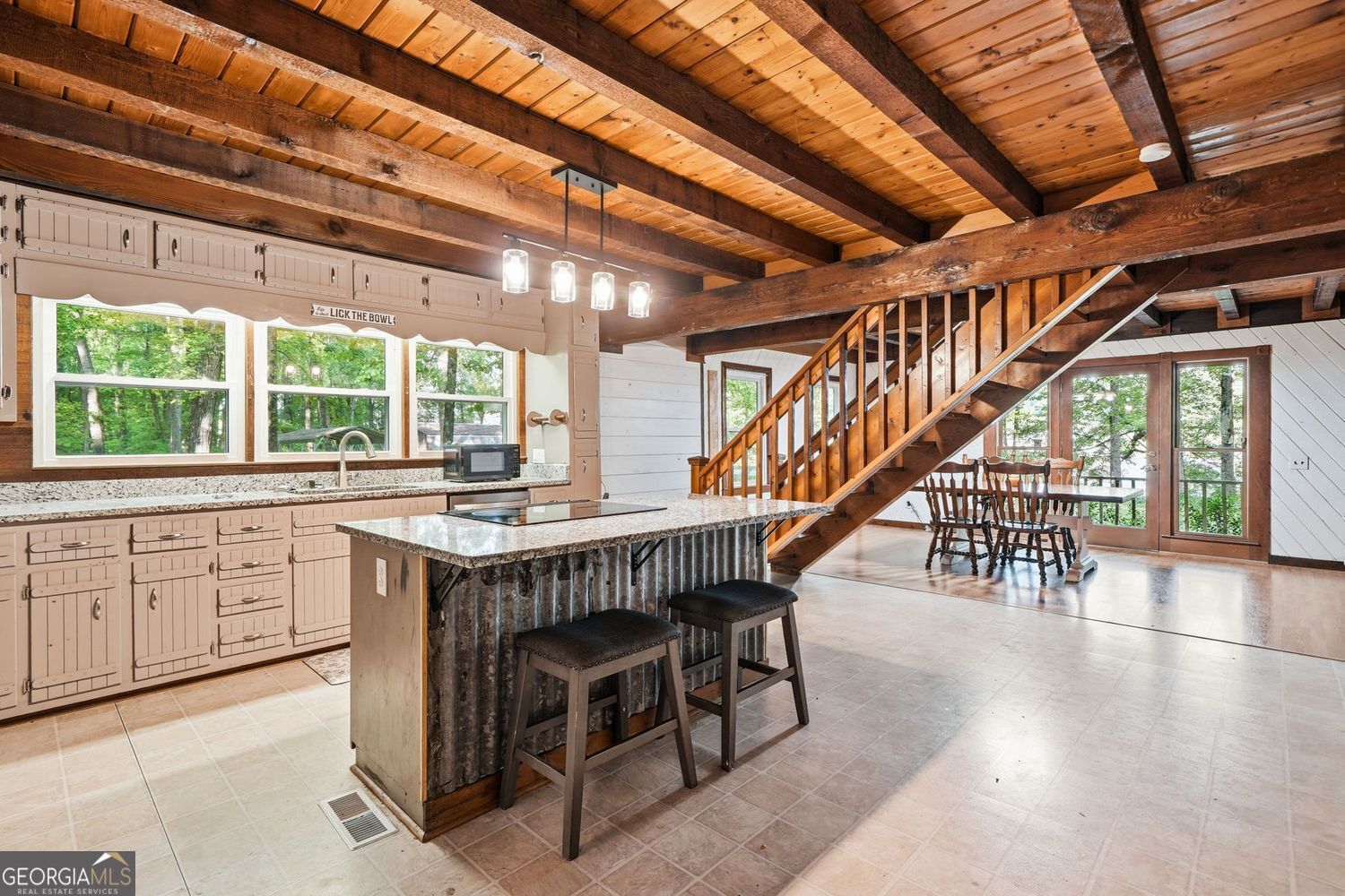 Escape to the perfect blend of privacy, functionality, and North Georg – image 9