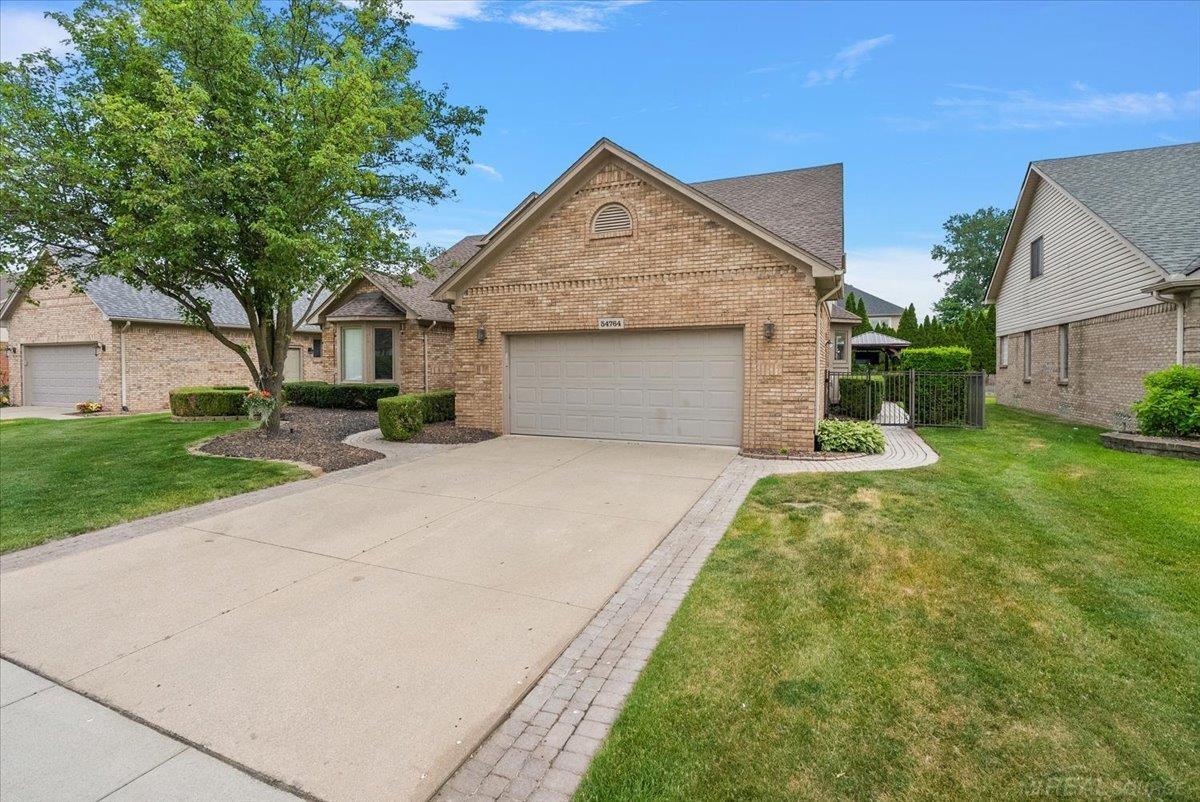 Rare find! Beautiful 4 Bedrom Split Level home with inground pool loca – image 4