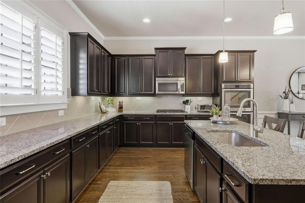 This beautifully maintained townhome in Sandy Springs offers an except – image 16