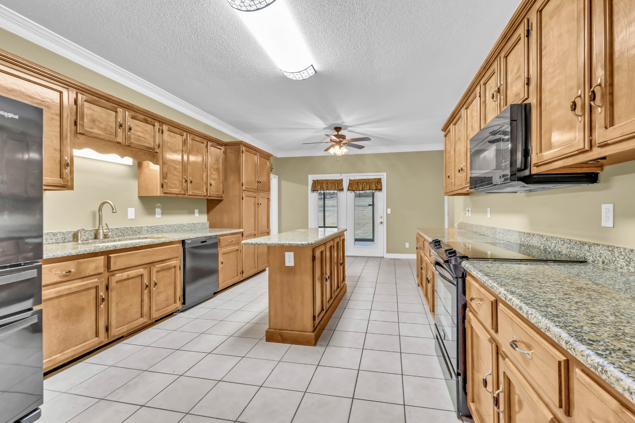 Come & make this One-Level All-Brick Custom Ranch with Bonus Room Car – image 8
