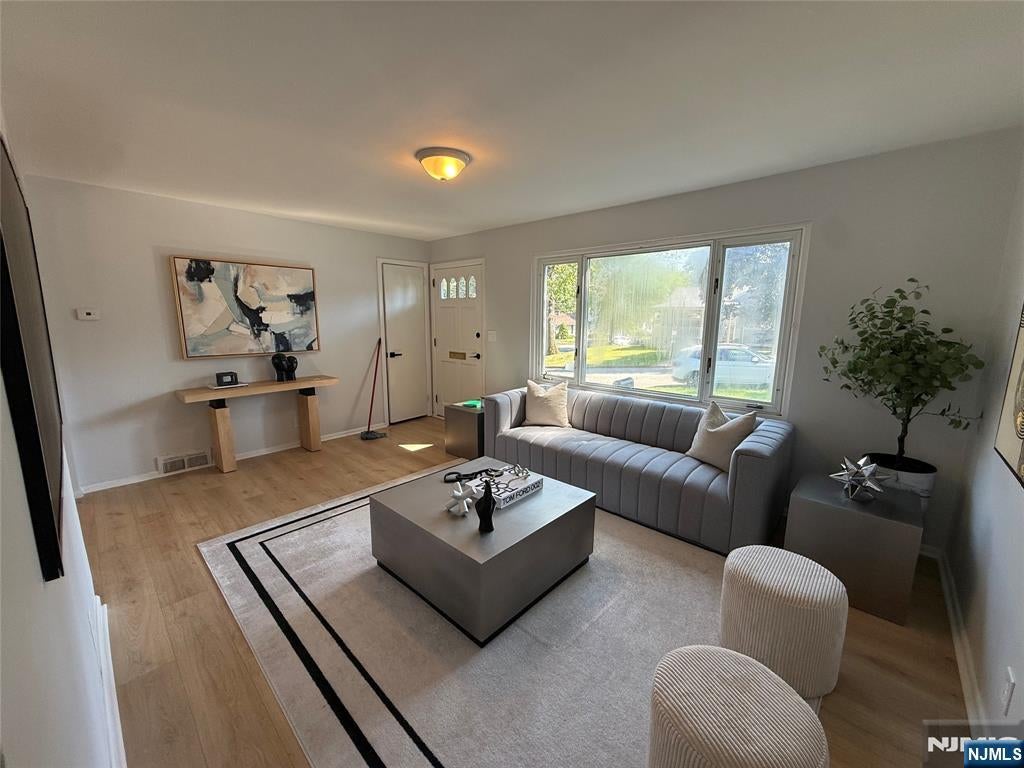 Welcome to 25 Lakeview Drive in Emerson! This beautifully renovated 3- – image 7