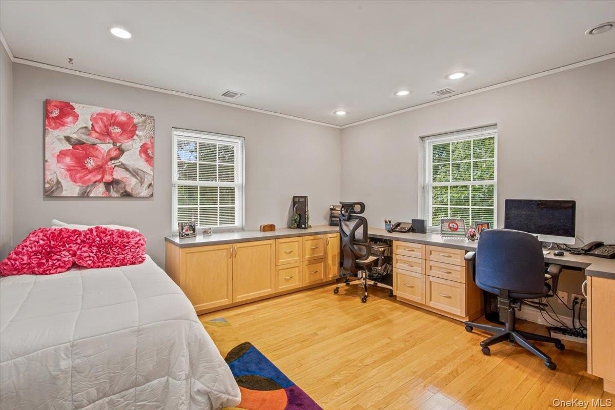 24 24 Overlook Road, Great Neck, New York, 11020, USA, 3 Bedrooms Bedrooms, ,3 BathroomsBathrooms,Residential,For Sale,24 Overlook Road,1018683