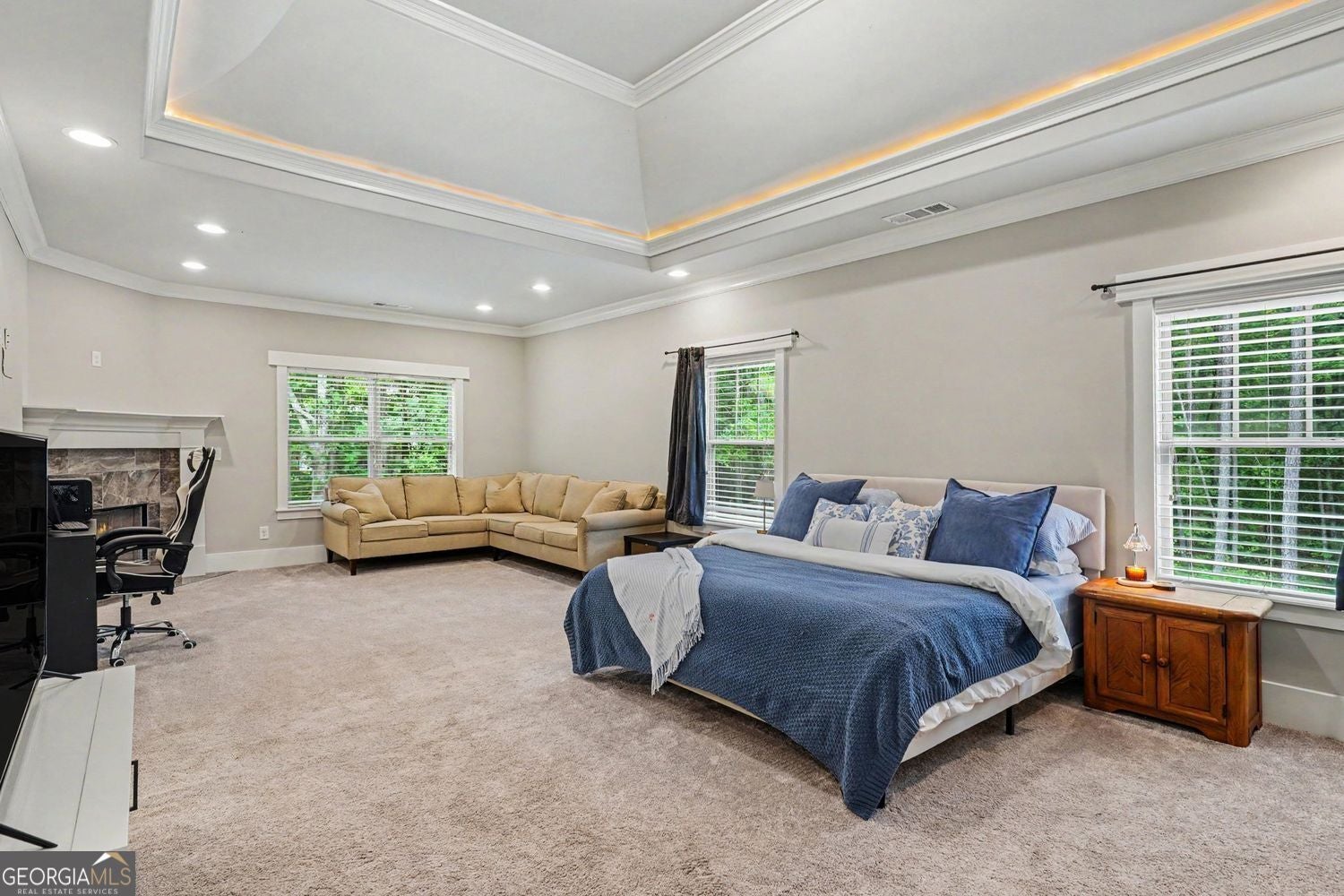 Welcome Home! Beautiful Country Home just waiting for you! Charming fl – image 13