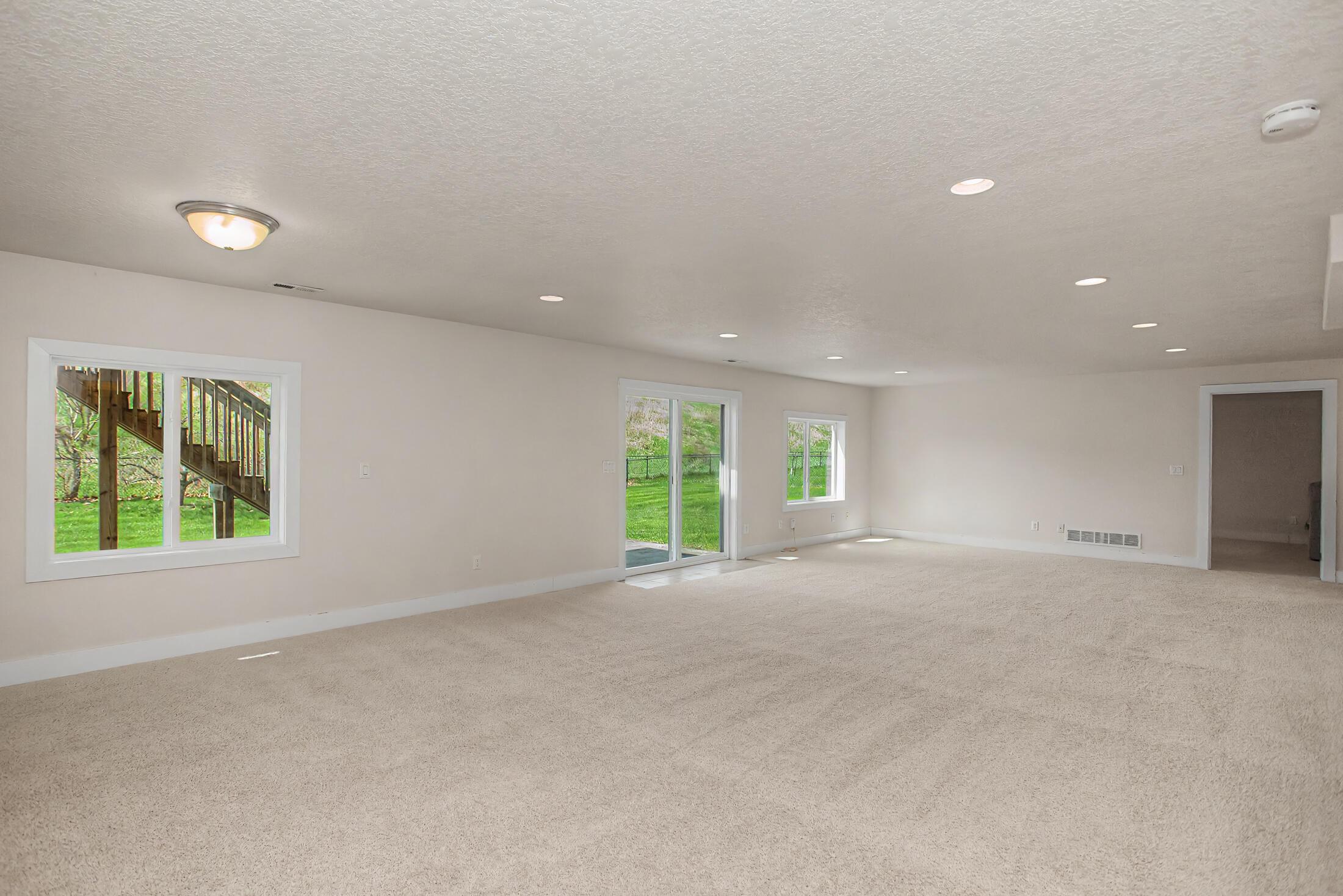 Beautifully crafted 1-story walk-out home in the highly desirable Sout – image 28