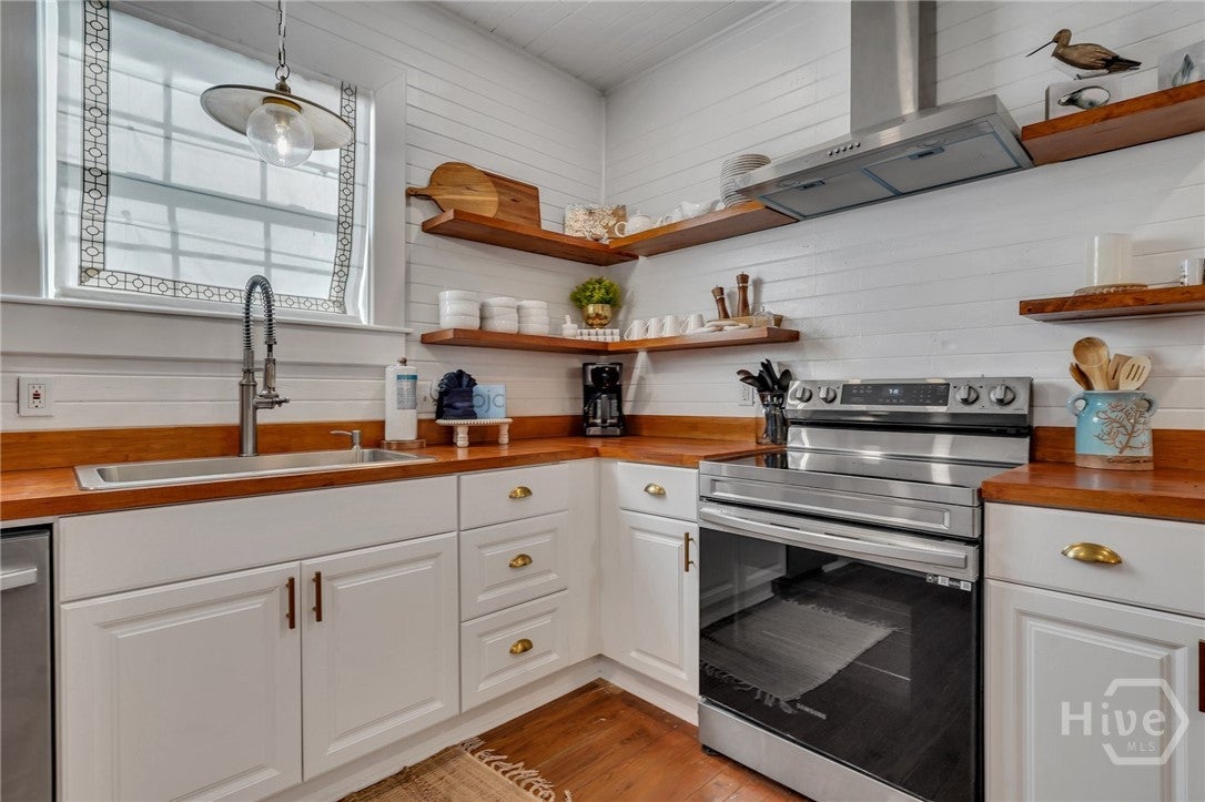 Charming raised, restored cottage in the heart of Tybee -a perfect ble – image 12