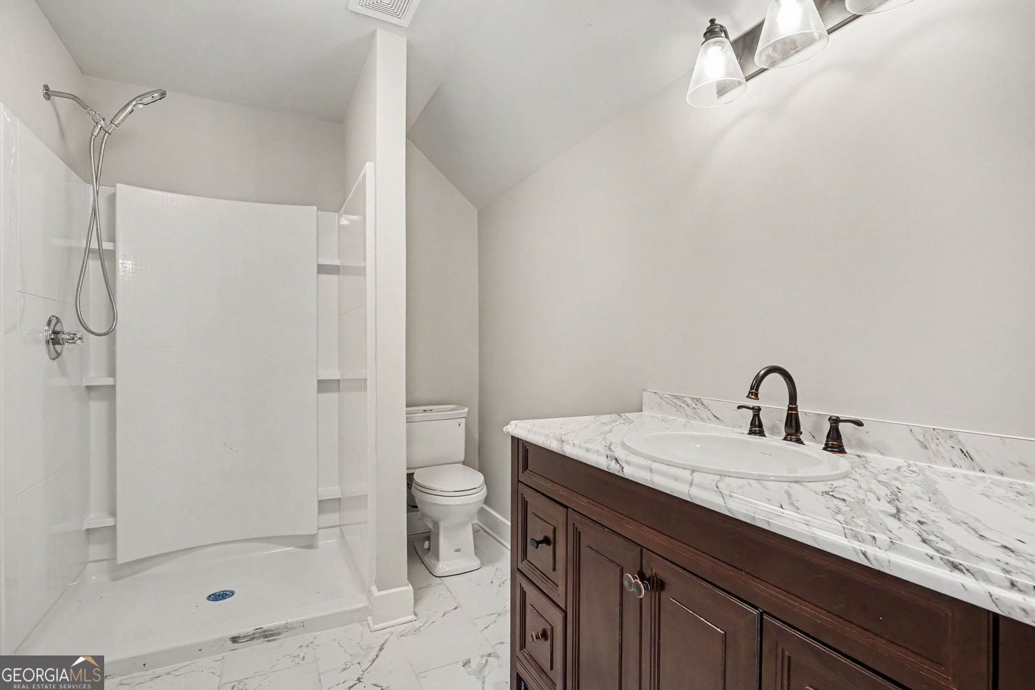 Welcome Home! Beautiful Country Home just waiting for you! Charming fl – image 12