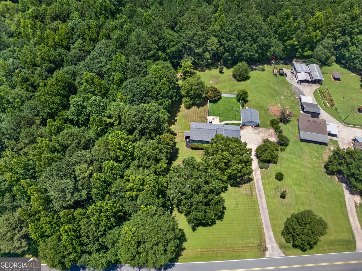 Welcome to your own private retreat in Palmetto, Georgia! Situated on – image 38