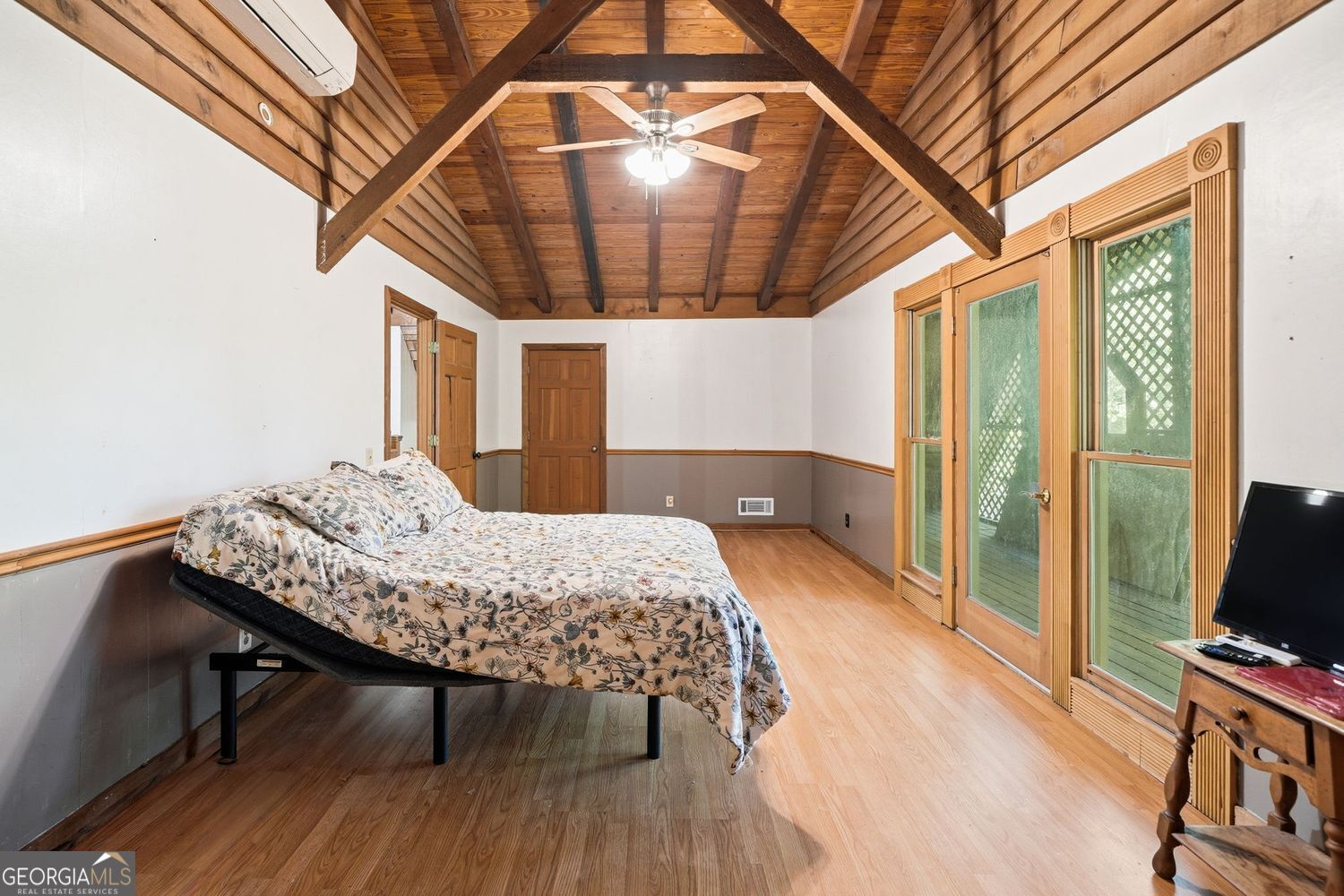 Escape to the perfect blend of privacy, functionality, and North Georg – image 29