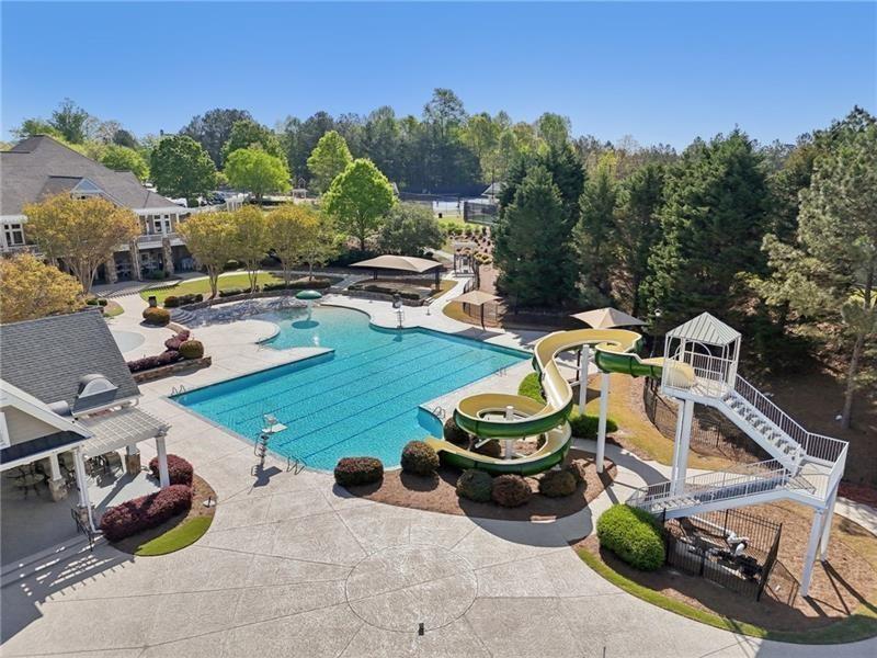 This beautiful home located on a cul-de-sac backs up to a private wood – image 78