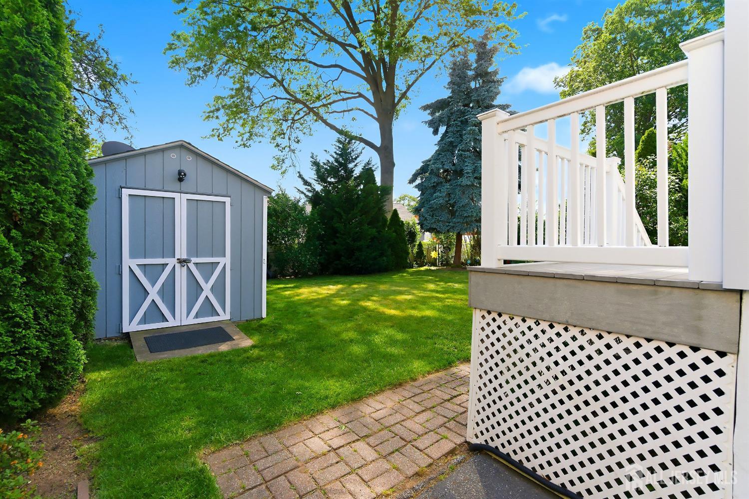 Pride of ownership shines throughout this exceptionally well-kept 3-be – image 19