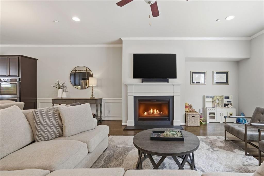 This beautifully maintained townhome in Sandy Springs offers an except – image 7