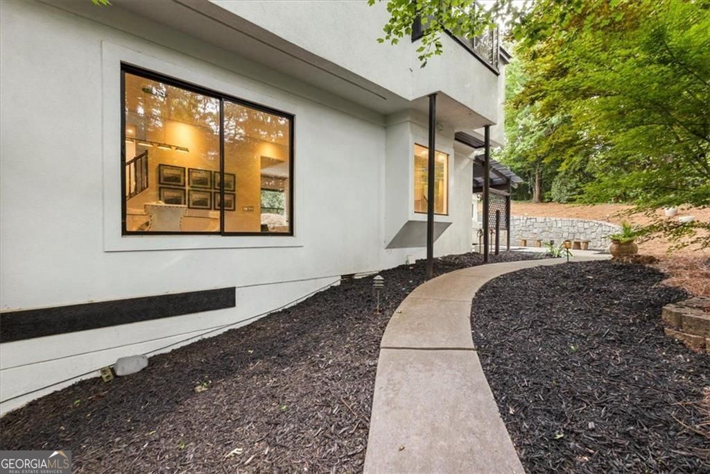 Gracious proportions and well-defined living spaces offer the perfect – image 53