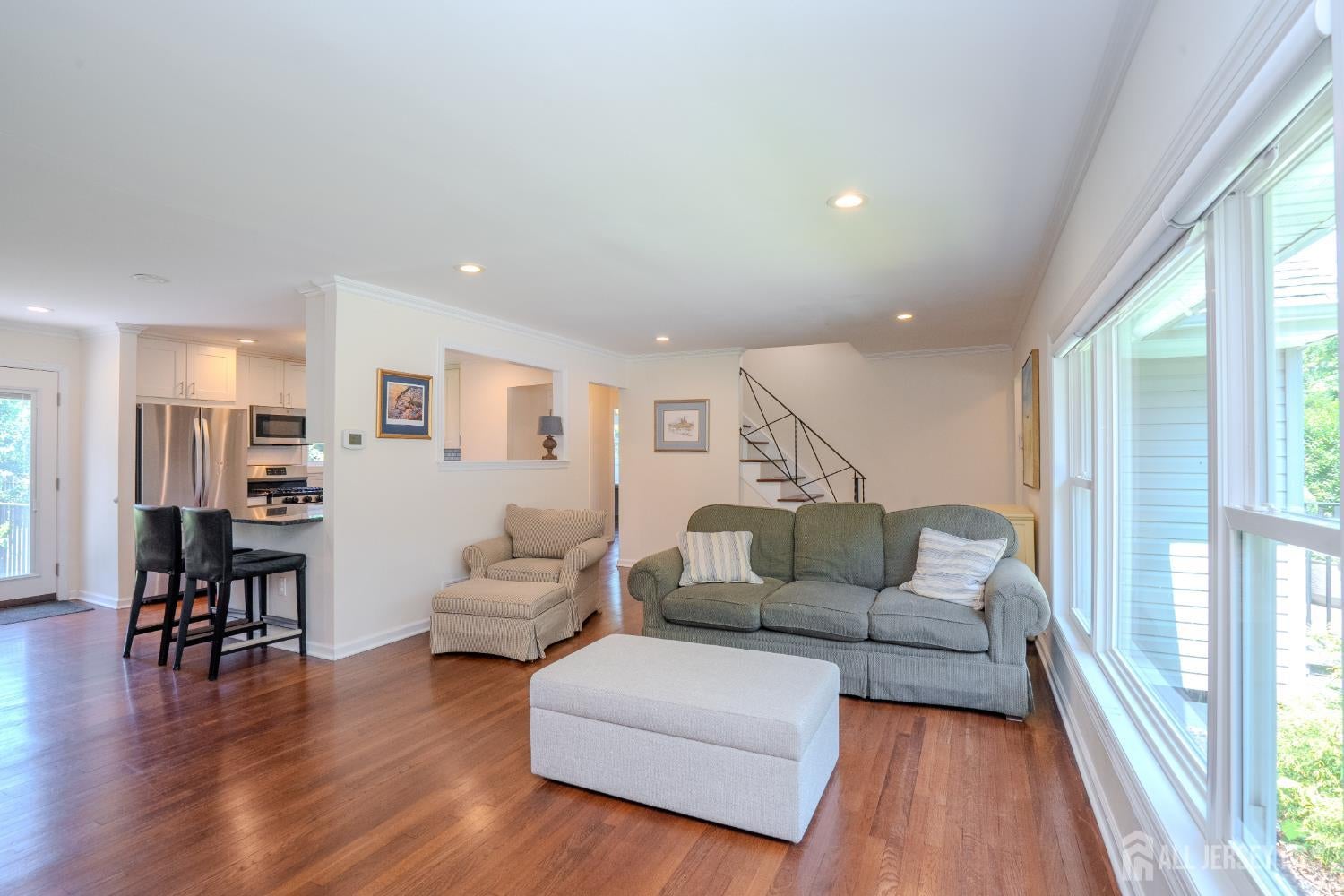 This lovely Cape Cod-style home is located in the highly desirable Far – image 4
