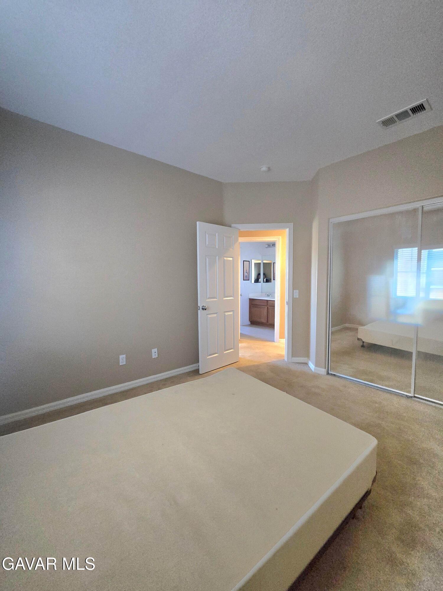 Stunning 5-bedroom, 4-bathroom, 2-story single-family home in the high – image 29