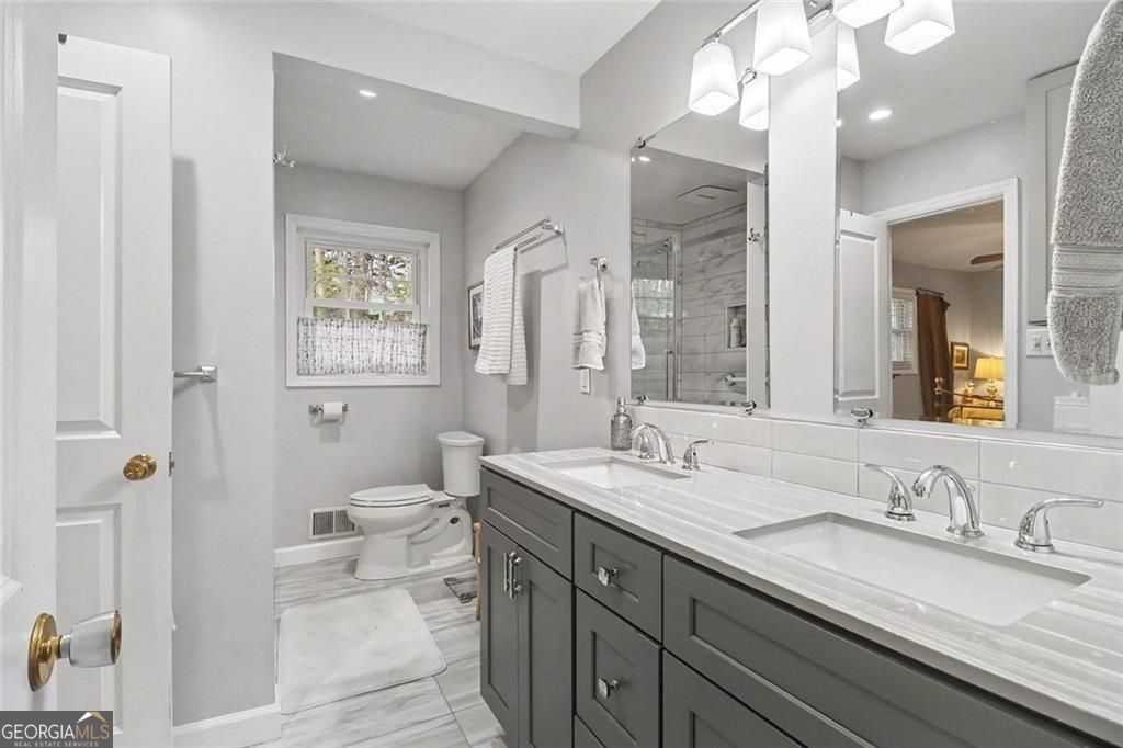 Beautifully updated and ideally located in the heart of Dunwoody, this – image 18