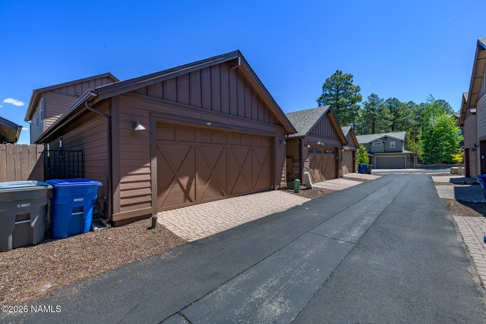 Mountain views, dual primary suites, and Flagstaff living at its fines – image 45