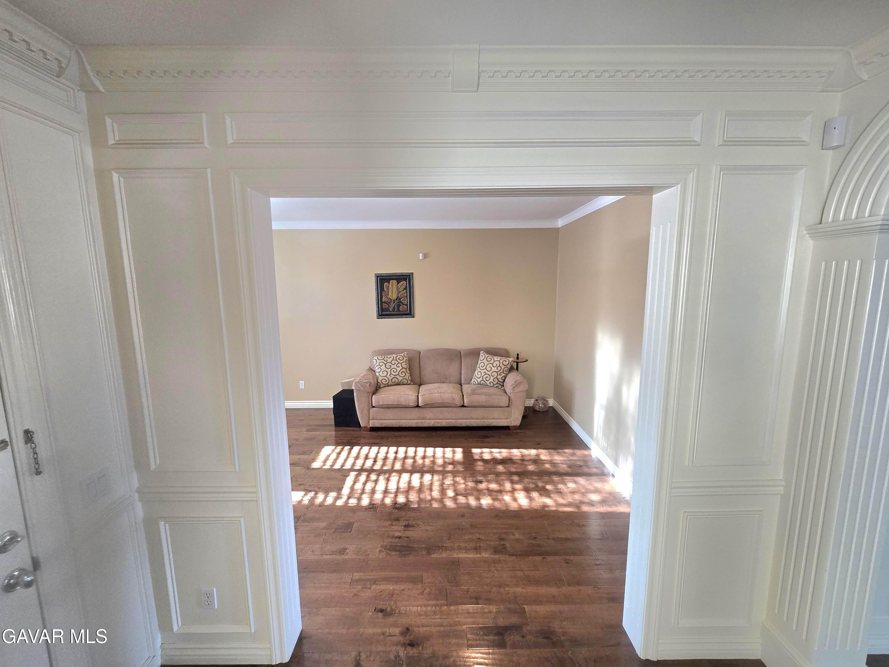 Stunning 5-bedroom, 4-bathroom, 2-story single-family home in the high – image 3