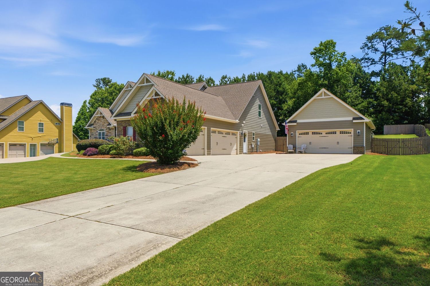 Incredible custom home with tons of bells and whistles in sought after – image 58
