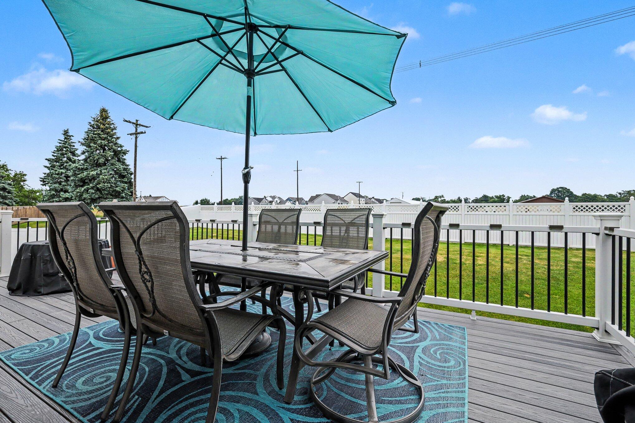 How does being located within minutes of the beach, restaurants, shopp – image 31