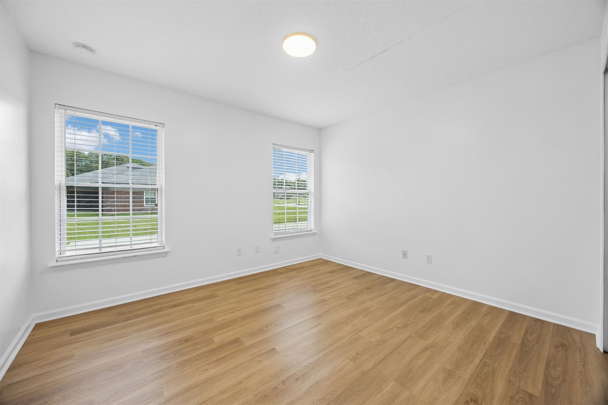 Tired of choosing between a backyard and a commute? At 54079 Amblerwoo – image 42